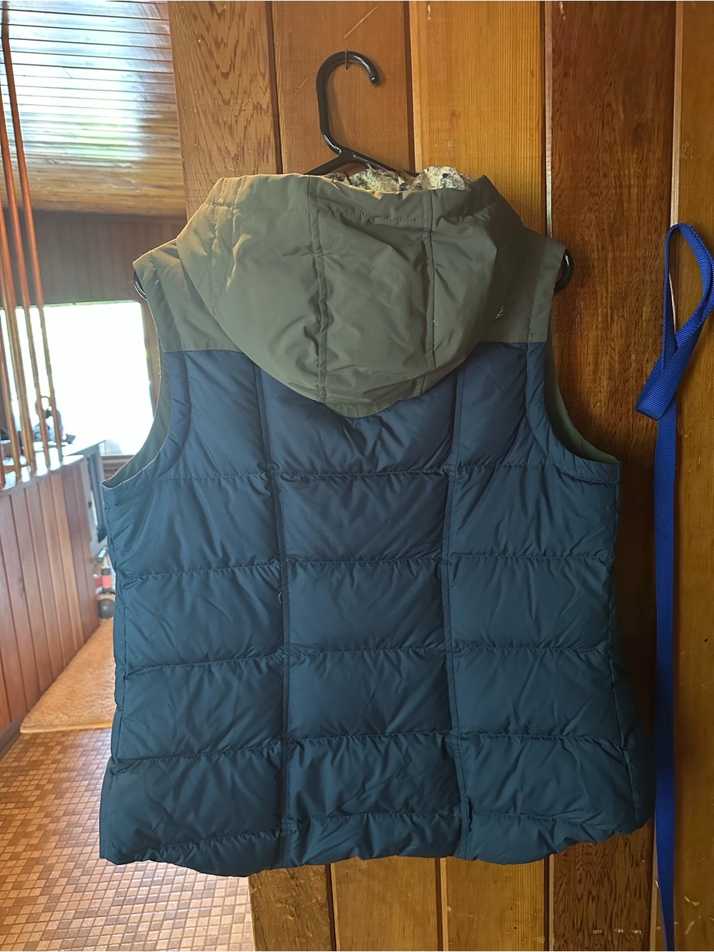 Stio Women’s Navy and Olive Woodson Down Vest size M - Picture 4 of 5